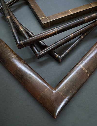 de beaux cadre type hollandais chez cadre a part paris en bois noircis avec guilloche